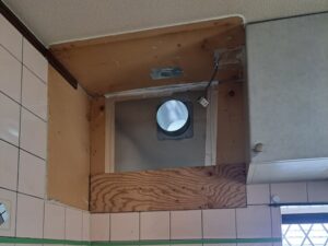 神奈川のキッチン取付け隊　プロペラからシロッコファンへの取替　施工中